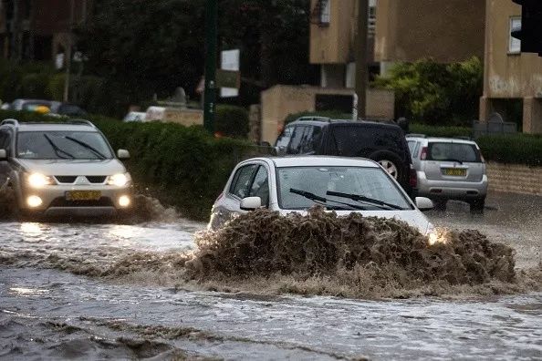 预警！温哥华遭50毫米暴雨刷城 暴雪已在路上！寒流冻死好多人 没事别出门了