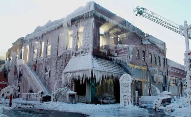 预警！温哥华遭50毫米暴雨刷城 暴雪已在路上！寒流冻死好多人 没事别出门了