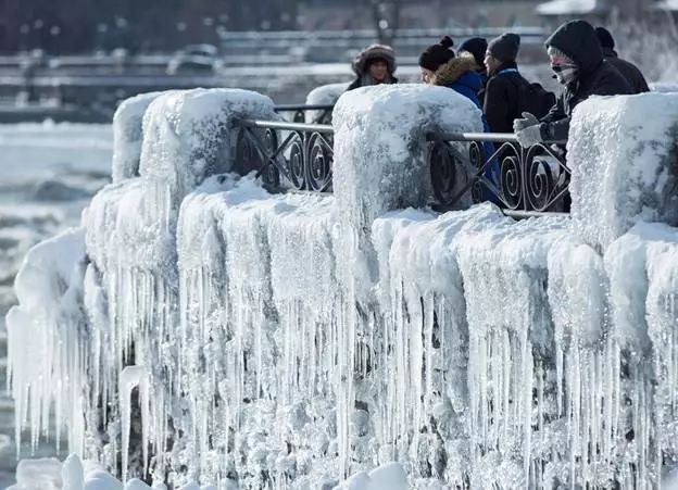 预警！温哥华遭50毫米暴雨刷城 暴雪已在路上！寒流冻死好多人 没事别出门了