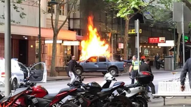 突发! 恐怖分子点燃汽车冲进闹市 连捅多人 凶手是长住加拿大的ISIS成员