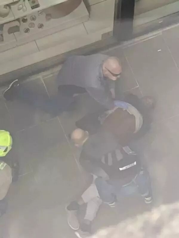 突发! 恐怖分子点燃汽车冲进闹市 连捅多人 凶手是长住加拿大的ISIS成员