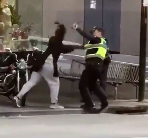突发! 恐怖分子点燃汽车冲进闹市 连捅多人 凶手是长住加拿大的ISIS成员