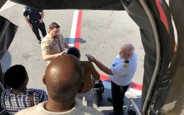 突发！飞纽约大型客机爆发病情！100名乘客出现不适 剧烈咳嗽呕吐 遭强制隔离