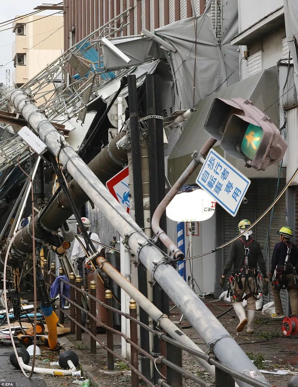 恐怖台风加6级地震 750名华人被困“孤岛” 中国领事馆霸气接人 全程感动！