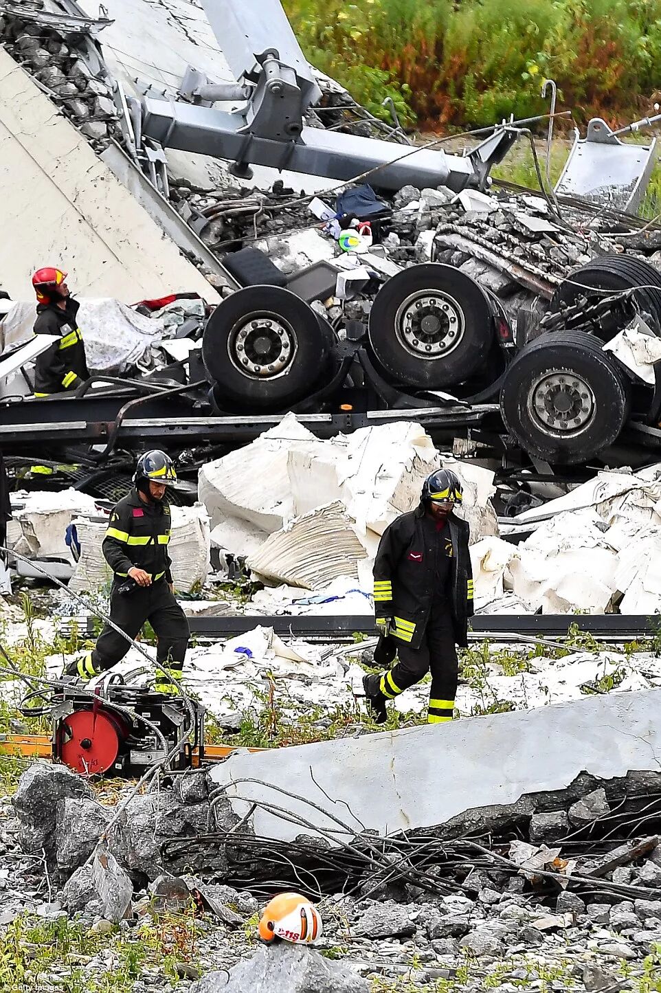惨！意大利大桥坍塌 35人死亡 尸骨遍野 车身碾碎 大温这座桥何去何从