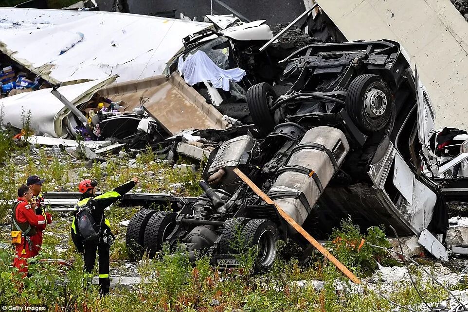 惨！意大利大桥坍塌 35人死亡 尸骨遍野 车身碾碎 大温这座桥何去何从
