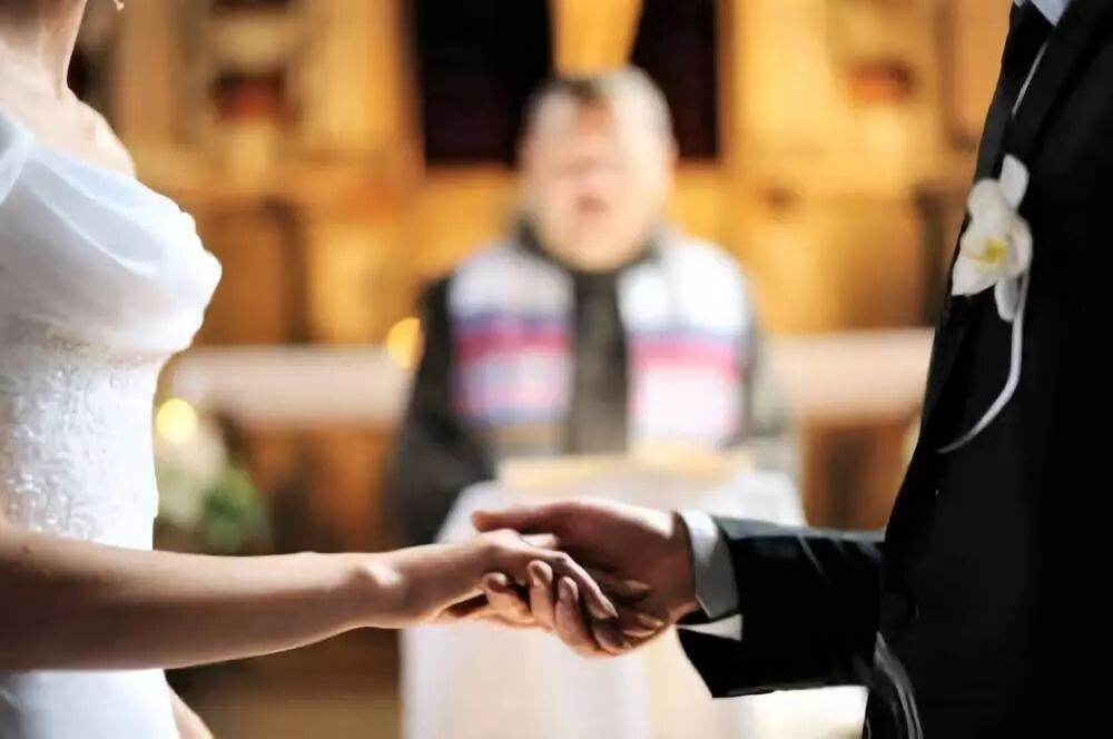 华裔女子嫁90岁老外 另一个人的死却改变了她的命运! 夫妻遭移民部拆散