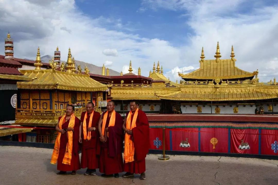 走进大昭寺,你会听到那喃喃的诵经声,忍不住驻足聆听,世间最好听的