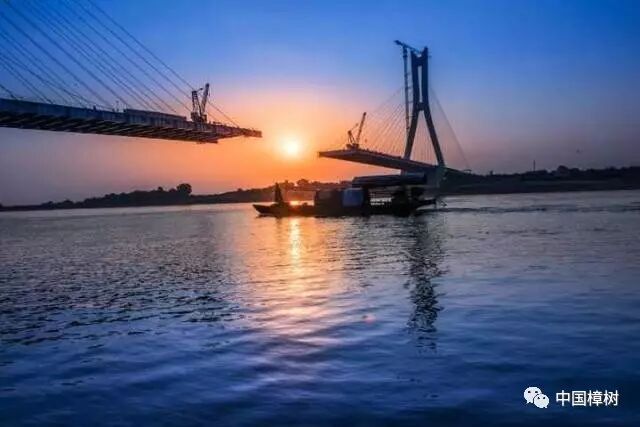 斜拉桥图片_四桥平板车拉矿_斜柱式后拉卡盘