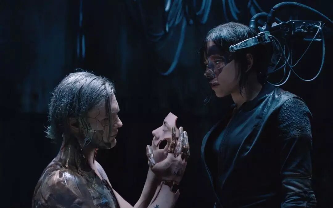 美版《攻壳机动队》,特效好,寡姐美,但也只剩下壳而已