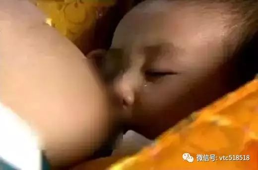 好尴尬! 这些女明星袒胸露乳拍喂奶戏不打马赛克.