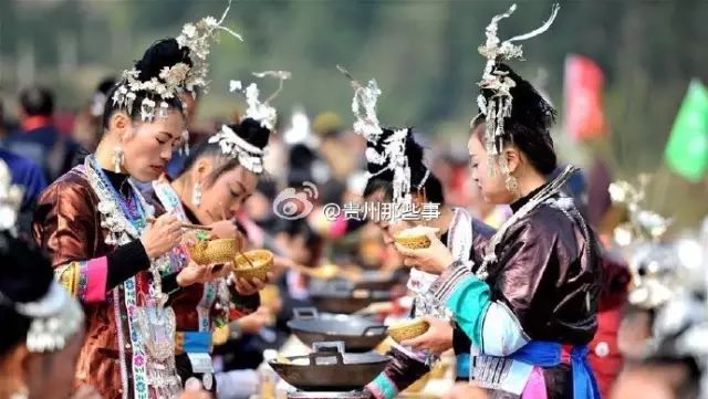 黎平侗族同胞欢庆"侗年节",四公里长桌宴载入世界记录!