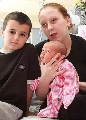 12岁英国男孩&quot;喜当爹&quot;，&quot;隔壁老王&quot;才14！(图)