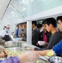 上海一中学食堂机器人炒出八大菜系：1.5小时出1000份菜