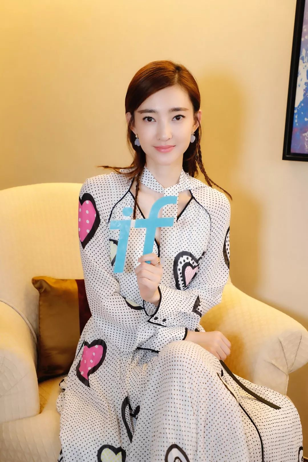 前阵子, 在上海Dior 2018 春夏高订大秀上, 王丽坤的一身白色长裙, 优雅又可爱, 吸引了十足的目光。 虽然之前已经在巴黎看过该系列的秀了, 但王丽坤在秀场还是看的特认真, 想必是默默在心里又种下了一大片草原~ 在秀后, if 姐约着王丽坤聊了聊天, 当天,丽坤的行程很忙, 但这并没有影响她的状态, 在进采访间之前, 她还一直在看采访问题。 态度非常认真、诚恳。 到了采访环节, 王丽坤穿的裙子不方便戴无线麦克风, 她二话不说就直接拿在了手上, 连着 20 多分钟也没有喊累, 这一点不禁让 i