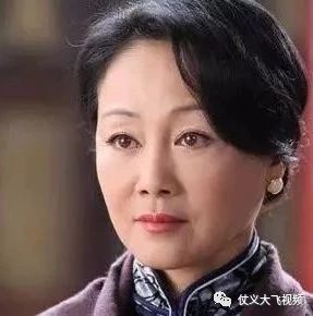 55岁王姬全家照,老公帅气女儿身材迷人,24岁儿子智商仅4岁