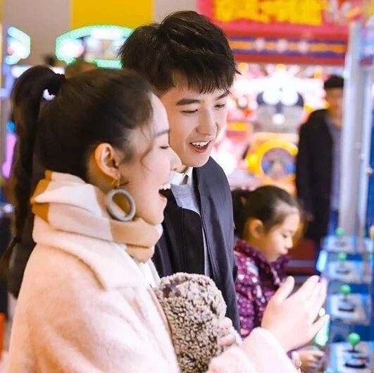 敖瑞鹏化身娃娃机杀手  《恋梦空间》多角关系初现!