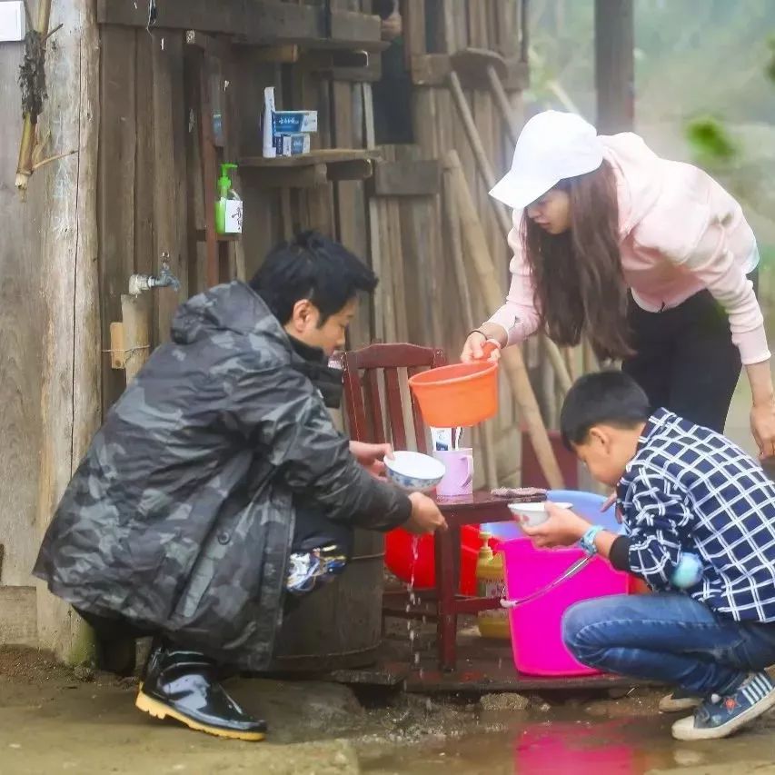 蔡国庆化身暖心爸爸,为学生忍冻让床穿雨靴入睡!