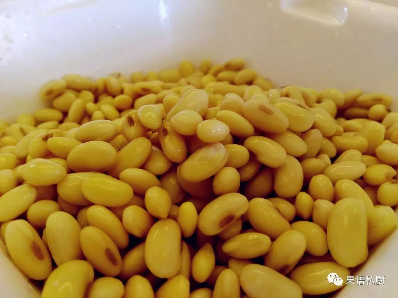1.黄豆冷水浸泡一夜,春夏浸泡时间减短,浸泡后清除杂质及变质的黄豆.