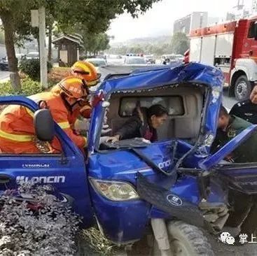 张家界三轮车误撞路边大货车,2人被困车里……