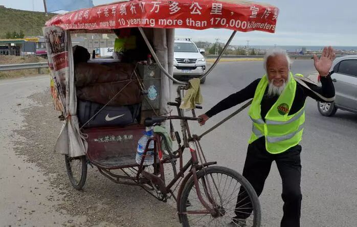 中国大爷骑三轮车环游世界 在阿根廷遇车祸离世