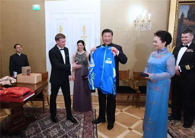 　　当地时间4月5日晚，国家主席习近平和芬兰总统尼尼斯托在赫尔辛基共同会见刚刚参加完2017年世界花样滑冰锦标赛的中芬两国冰雪运动员代表。习近平夫人彭丽媛和尼尼斯托夫人豪吉欧参加会见。这是芬兰运动员向习近平和夫人彭丽媛赠送运动衣。（新华社记者饶爱民摄）