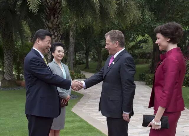 　2013年4月6日，国家主席习近平在海南省三亚市同芬兰总统尼尼斯托举行会谈。会谈前，习近平为尼尼斯托访华举行欢迎仪式。这是习近平和夫人彭丽媛迎接尼尼斯托和夫人。（新华社记者王晔摄）