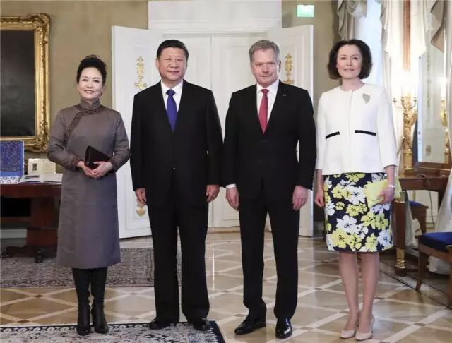 4月5日，国家主席习近平在赫尔辛基同芬兰总统尼尼斯托举行会谈。会谈前，习近平出席尼尼斯托在总统府庭院举行的隆重欢迎仪式。这是欢迎仪式后，习近平和夫人彭丽媛同尼尼斯托和夫人豪吉欧合影留念。（新华社记者兰红光摄）