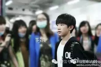 TFBOYS易烊千玺舞台上是酷炫boy台下成炫弟狂魔