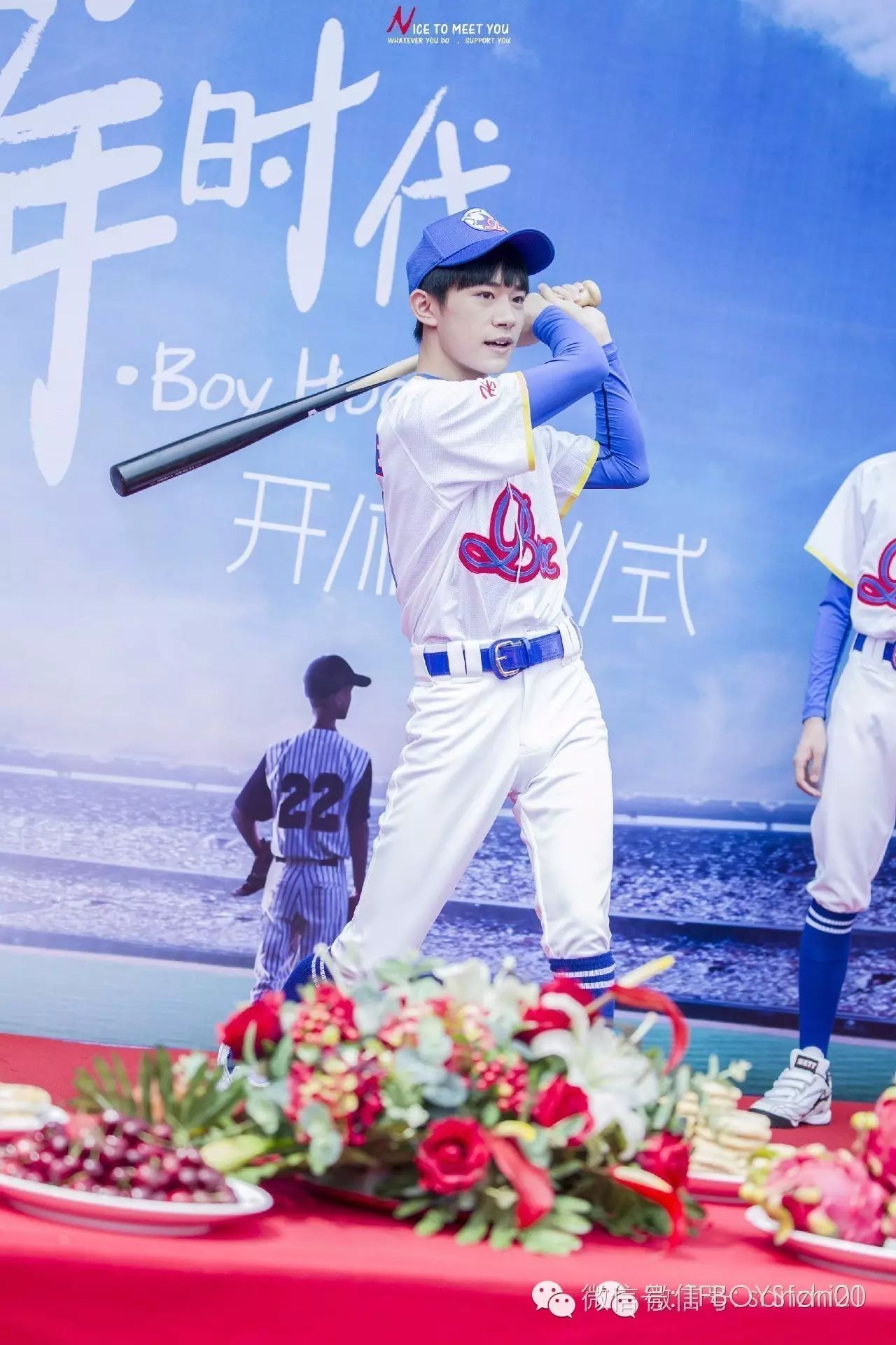 TFBOYS易烊千玺大展身手,这身姿翘的到位!