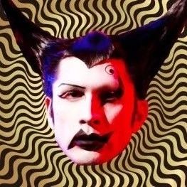 平井坚花5小时化妆 变身白脸魔法使!?