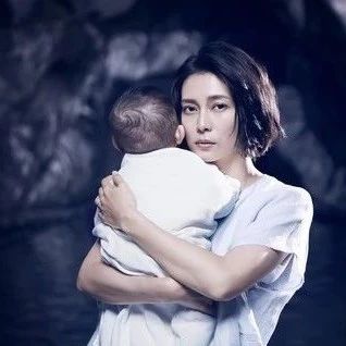 柴崎幸主演电视剧的主视觉图公开“扭曲的空间”中怀抱婴儿