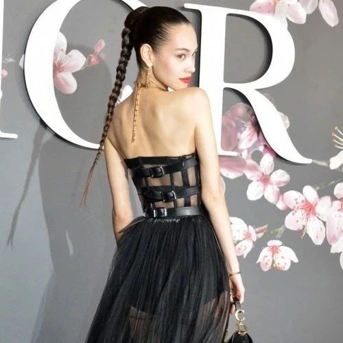 水原希子身着露腿礼服出席Dior时装展 俏皮的表示“好冷哦”