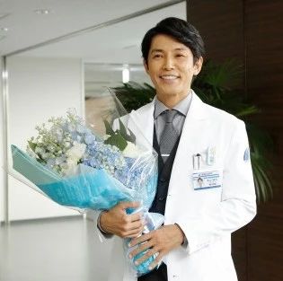 藤木直人出演的《good doctor》拍摄结束 山崎贤人为他送上了捧花