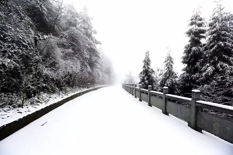 融雪之前 来武陵山大裂谷跟大雪来场亲密接触吧！