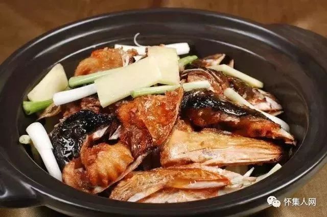 生嗜鱼头煲 生焗砂锅鱼头是广东粤菜的灵魂,要趁热而食,鱼唇是最滑爽