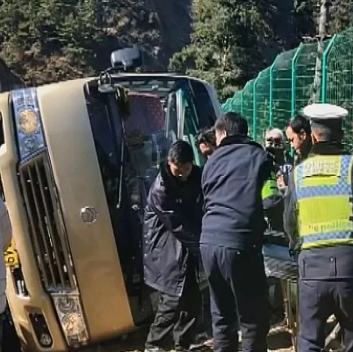 台湾旅游团车辆在丽江侧翻 7人受伤 当地全力救治