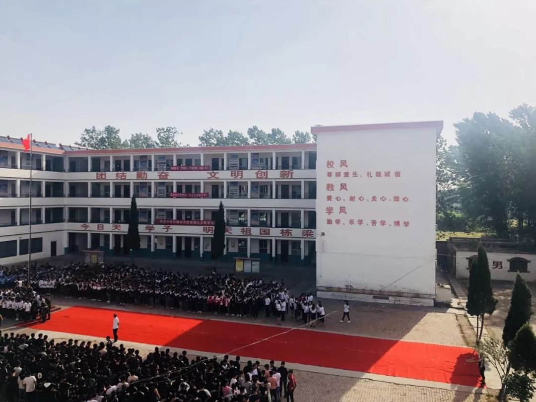 原阳县天润中学成立于2001年,是一所集小学,初中,高中为一体的现代化