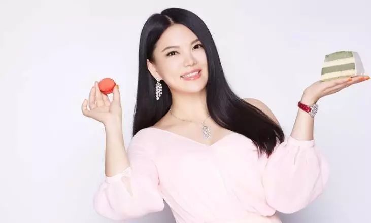 和谢娜争一姐,每个月给女儿吃7万花65万,事业强过老公,这个二婚41岁的女人不简单!