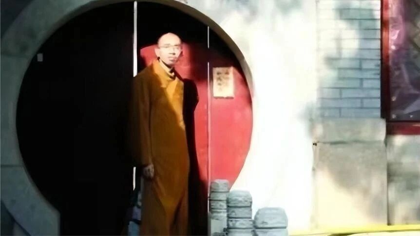 点击「卡片」关注「丁香花开声音」⭐17年前，那个出家当和尚 的“北大硕士”，如今怎么样了？