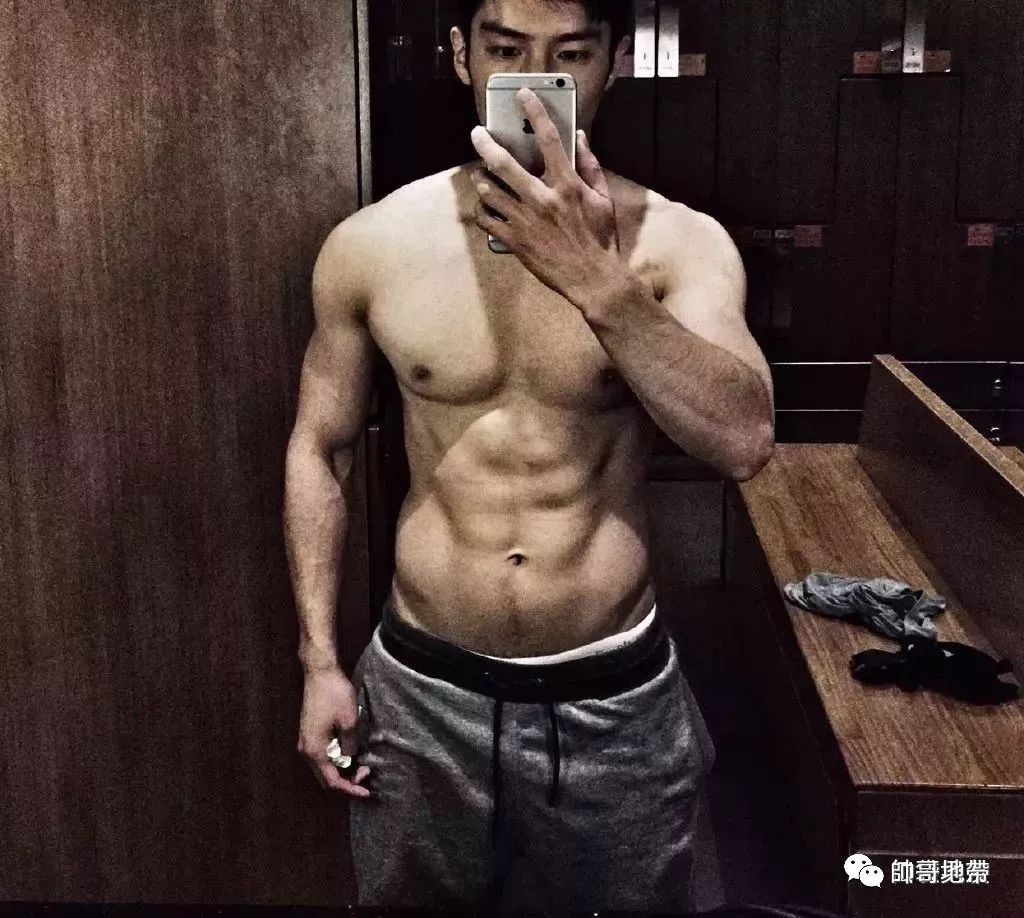 盛一伦那掰弯直男的肌肉线