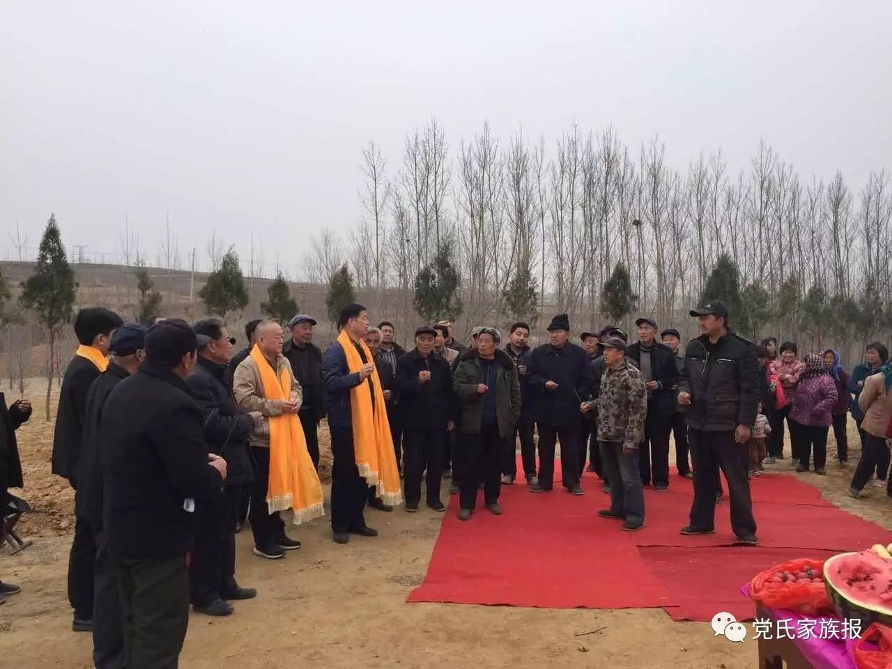 团三拜九叩行大礼祭典,后由每一个行辈的人行三拜九叩大礼,男士完毕后