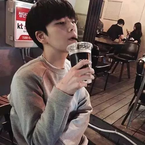 男生怎么自拍才好看?