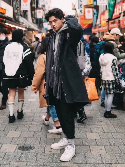 博主 @huntsdennis 身高:190cm 1米90长腿帅哥,本来就赢在起跑线上.