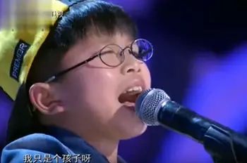 9岁男童呐喊“我只是个孩子”,孙楠、伊能静听完起立鼓掌