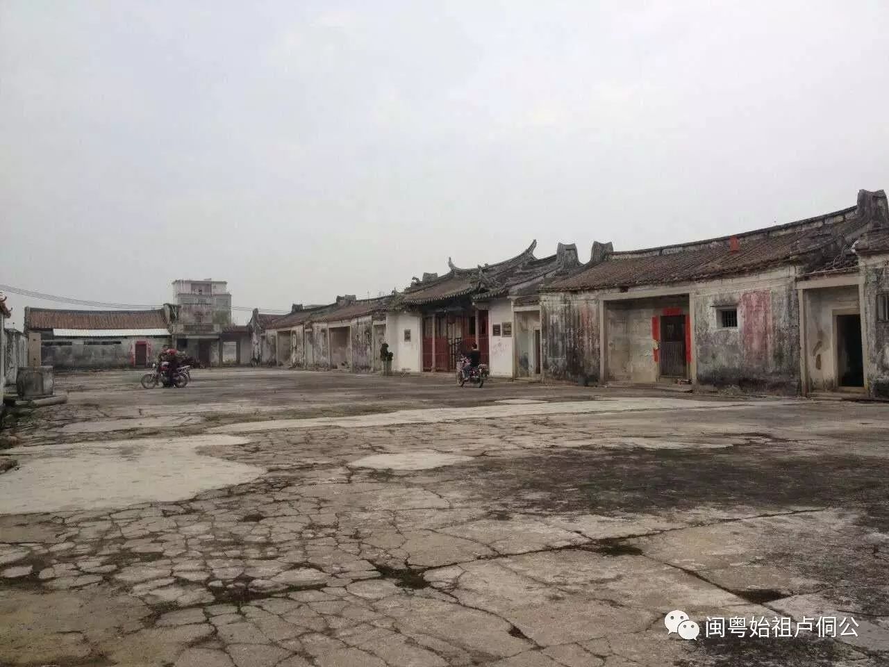 参观爱国主义教育基地下底村提督府学习潮阳先贤黄武贤的精神美德