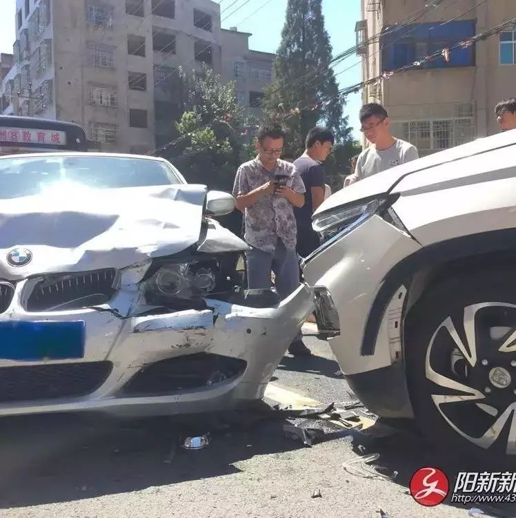 【奇葩】林峰路清华园门口两车相撞 殃及路旁七台小车“受伤”(现场多图)