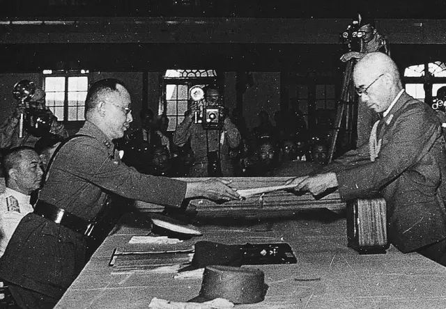 1945年9月2日,日本向盟军投降仪式在东京湾密苏里号军舰上举行.