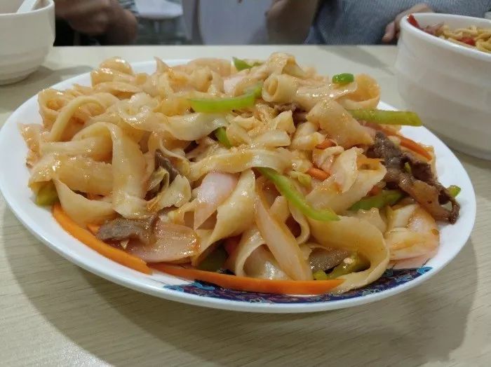 除了基本款的牛肉拉面,店里的刀削面,烩面也不错,口味多,都是现炒的