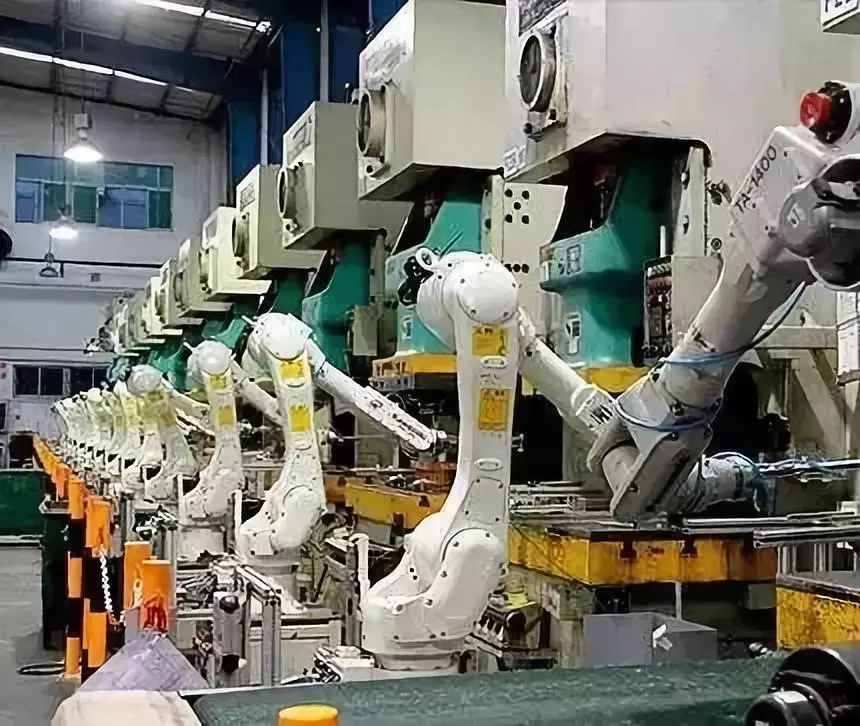 广州煌牌:工业机器人冲压自动化生产线的构成